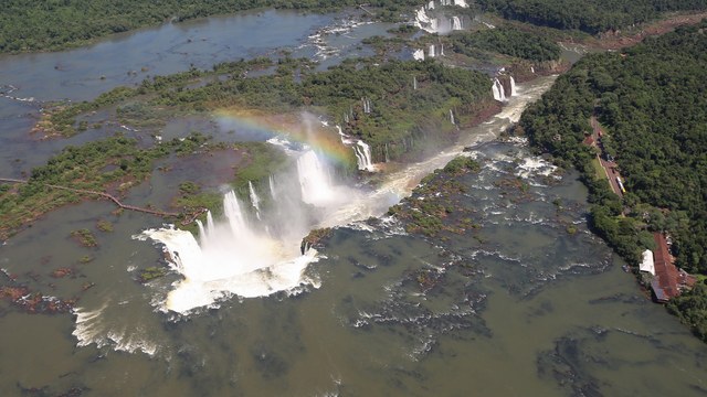 Luchtbeeld van de Duivelskeel en de watervallen van Iguaçu met een regenboog