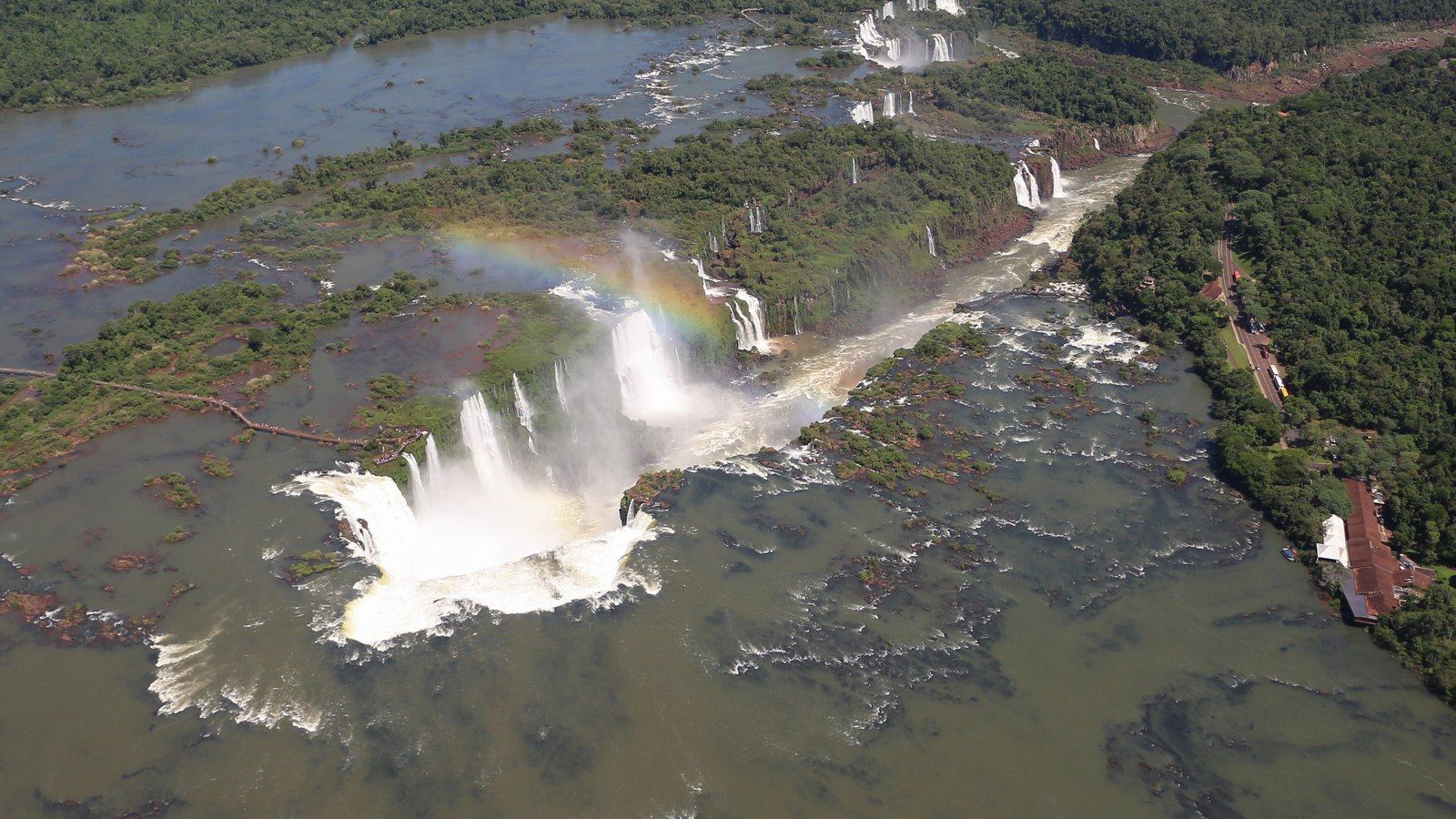 Luchtbeeld van de Duivelskeel en de watervallen van Iguaçu met een regenboog