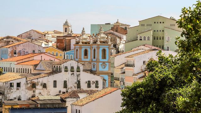 Kleurrijke koloniale gevels in de wijk Pelourinho in Salvador