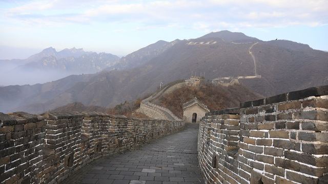 De Chinese Muur die over de heuvels van Mutianyu loopt
