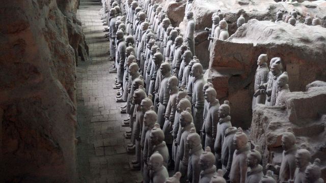 Rijen terracottasoldaten in de grote put bij Xi'an
