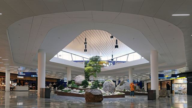 Een lichte vertrekhal van een luchthaven