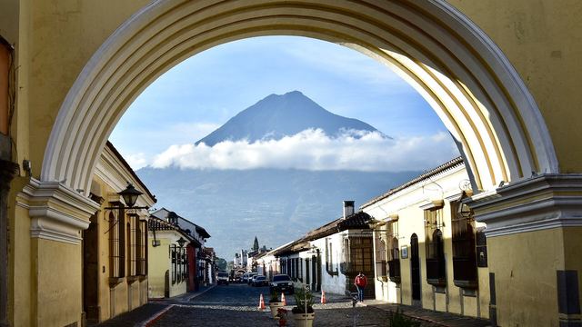 De gele boog van Santa Catalina met de vulkaan Agua in Antigua