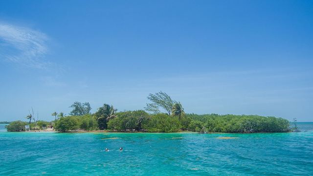 Turquoise water en een eilandje bij Caye Caulker