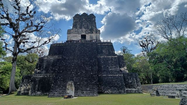 Tempel II op de Grote Plaza van Tikal