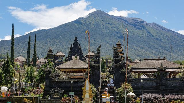 De tempel Besakih met de berg Agung op de achtergrond