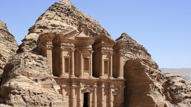 De gevel van het Klooster (Ad Deir) in Petra