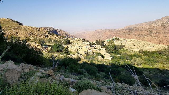 Het stenen dorp Dana boven de vallei van Wadi Dana