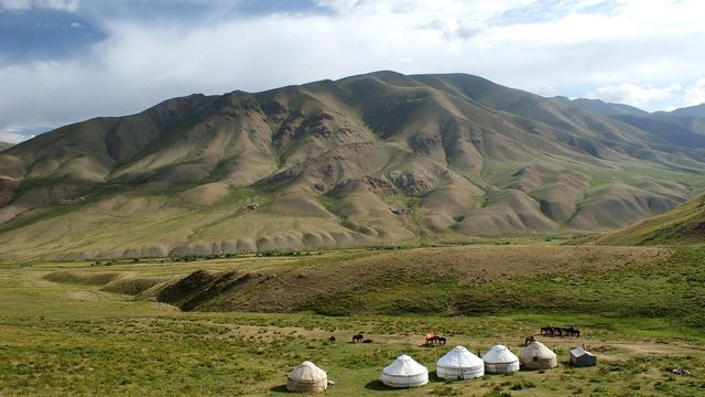 Yurts and horses on the high plateau around Song-Kul lake