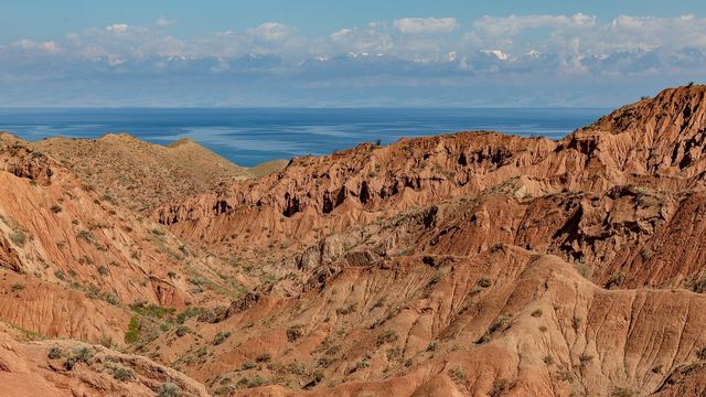 Rode en gele rotsformaties in de Skazka canyon