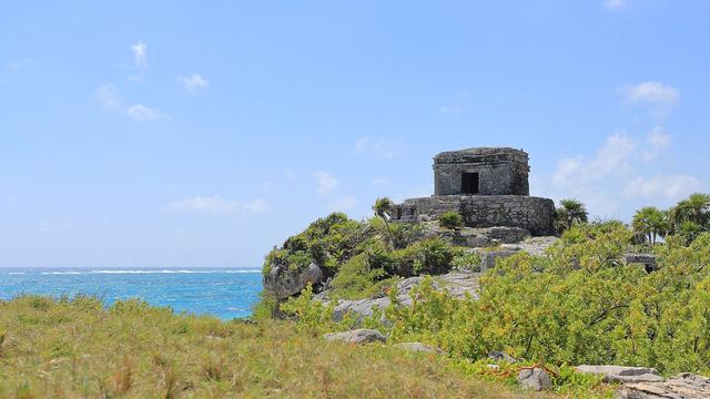 The Tulum temple on the cliff above the Caribbean Sea