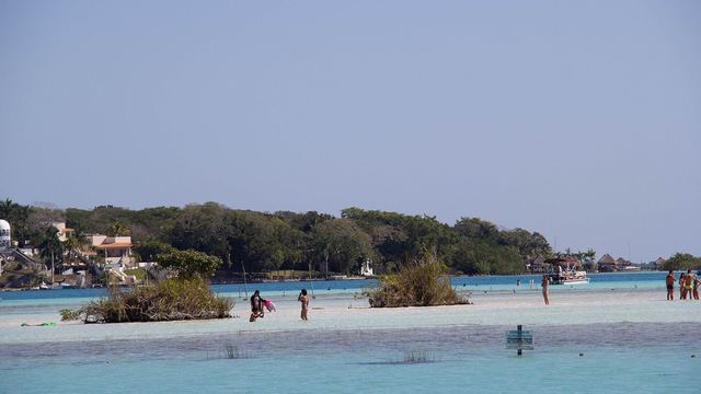 Het blauwe water van de lagune van Bacalar