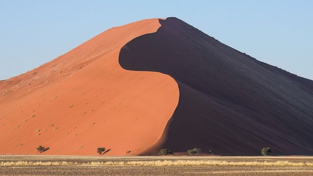 Rode zandduinen van Sossusvlei in de Namibwoestijn