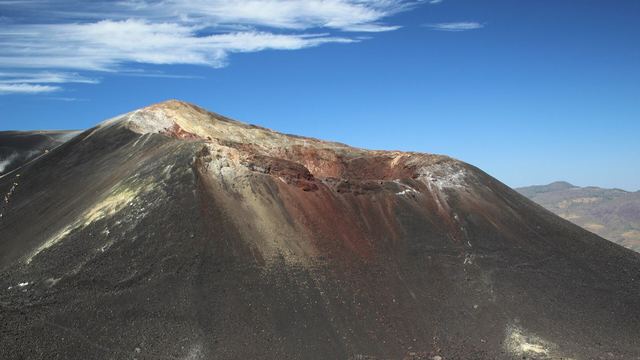De zwarte lavahellingen van de vulkaan Cerro Negro bij León