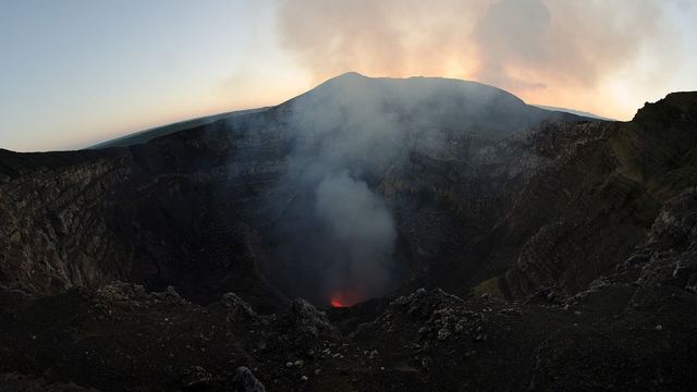 De rokende krater van de Masaya vulkaan