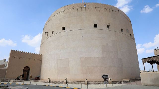 De ronde toren van het fort van Nizwa