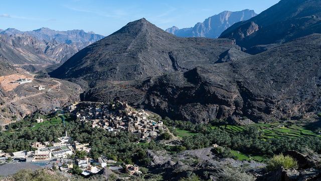 Het dorp Balad Sayt met terrasvelden tussen de bergen