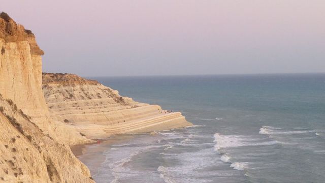 De witte mergelrotsen van de Scala dei Turchi boven de zee