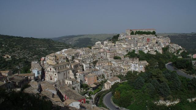 Zicht op de barokke wijk Ragusa Ibla op de heuvel
