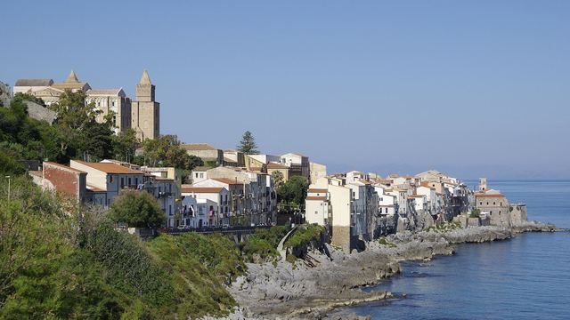 De oude stad van Cefalù met de kathedraal boven de zee