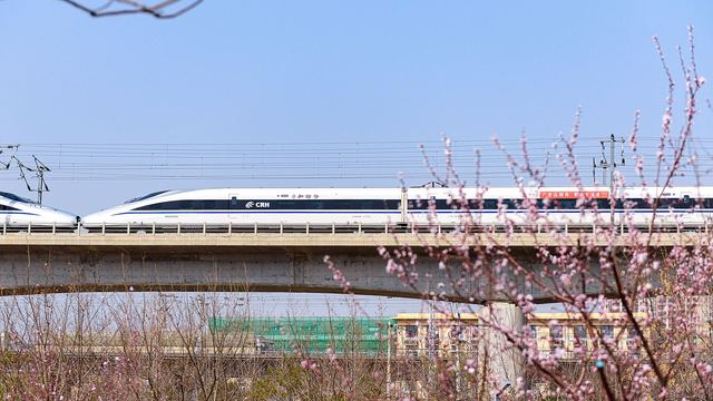 Een hogesnelheidstrein rijdt door het platteland bij Shijingshan