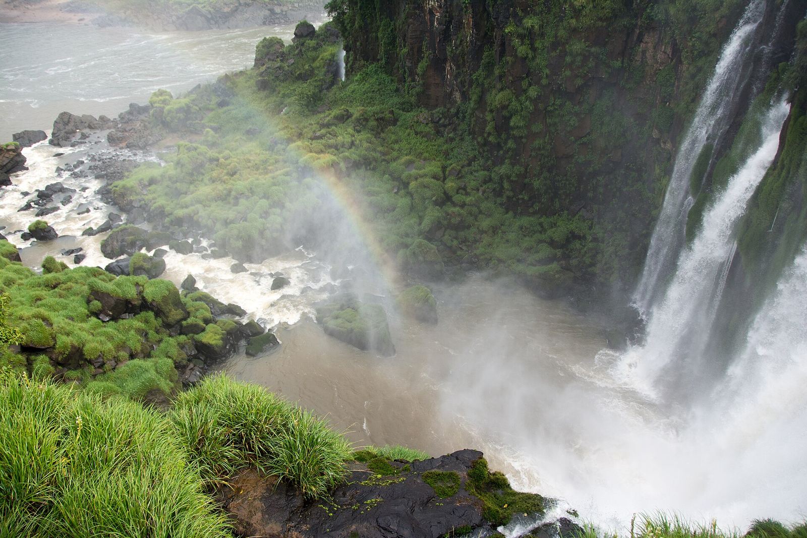 De brede watervallen van Iguaçu vanaf de Braziliaanse kant