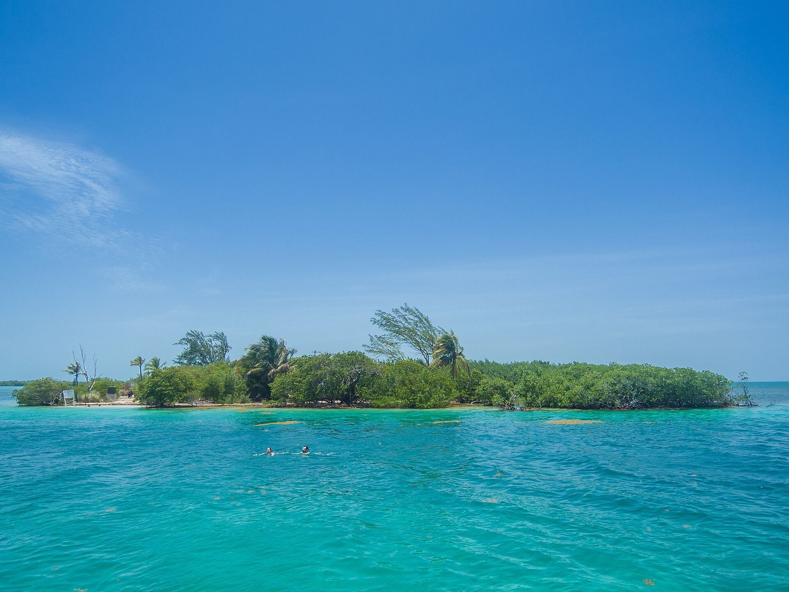 Turquoise water and a small island off Caye Caulker