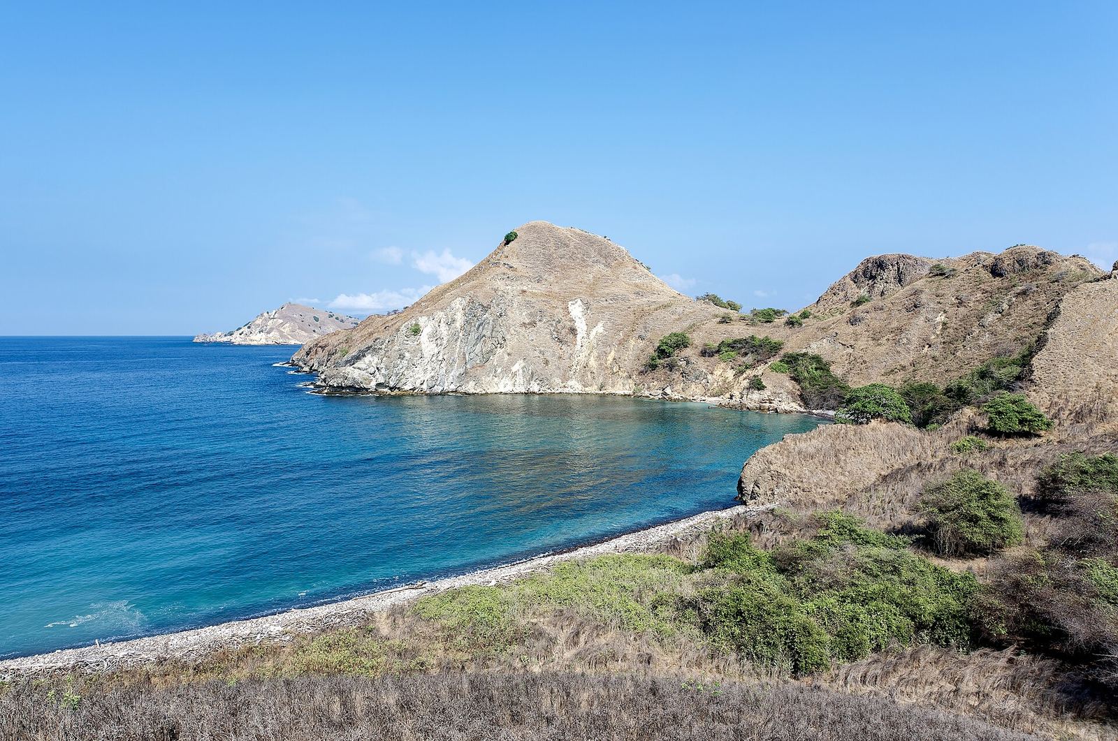 De drie baaien van het eiland Padar in het Komodo nationaal park