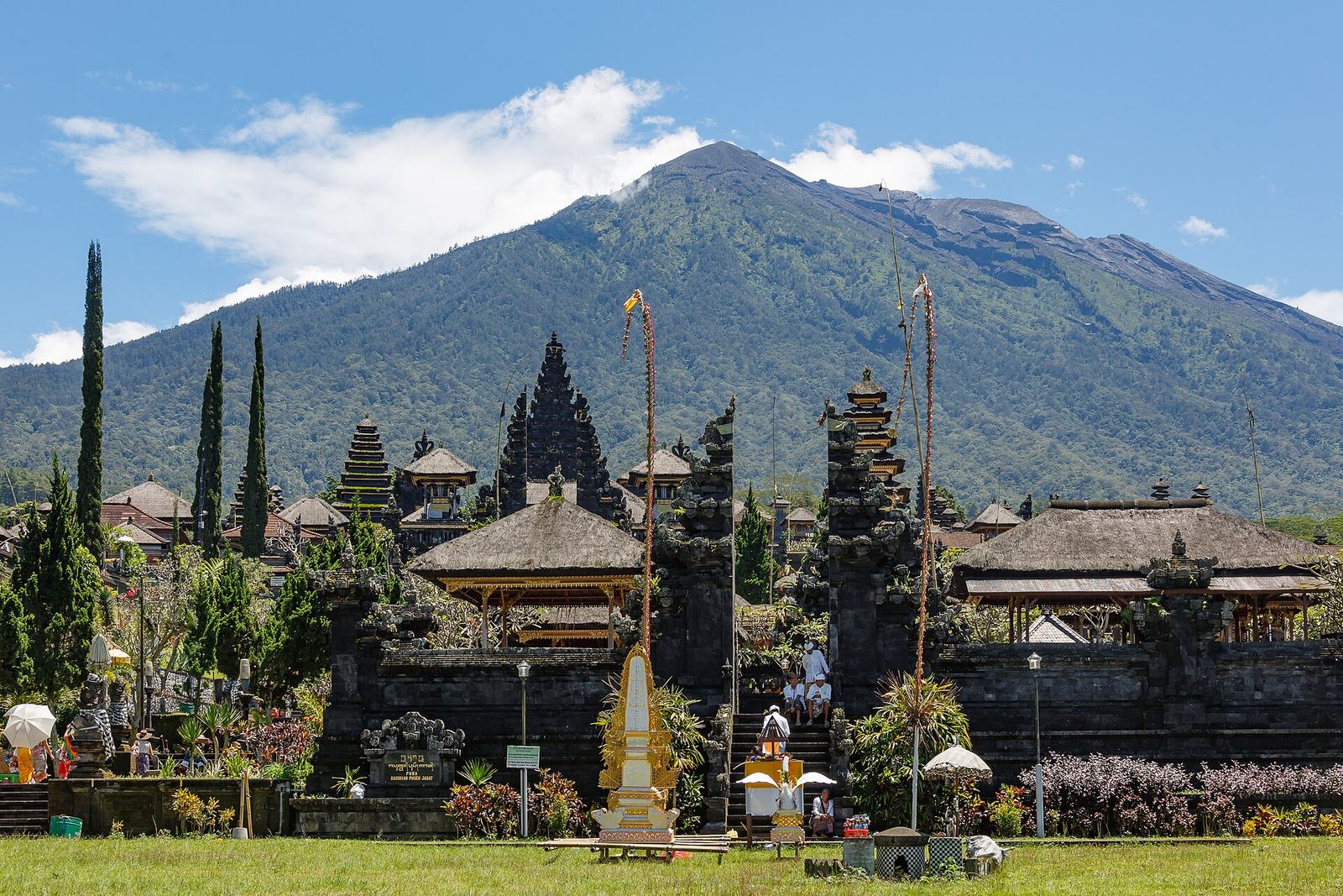 De tempel Besakih met de berg Agung op de achtergrond