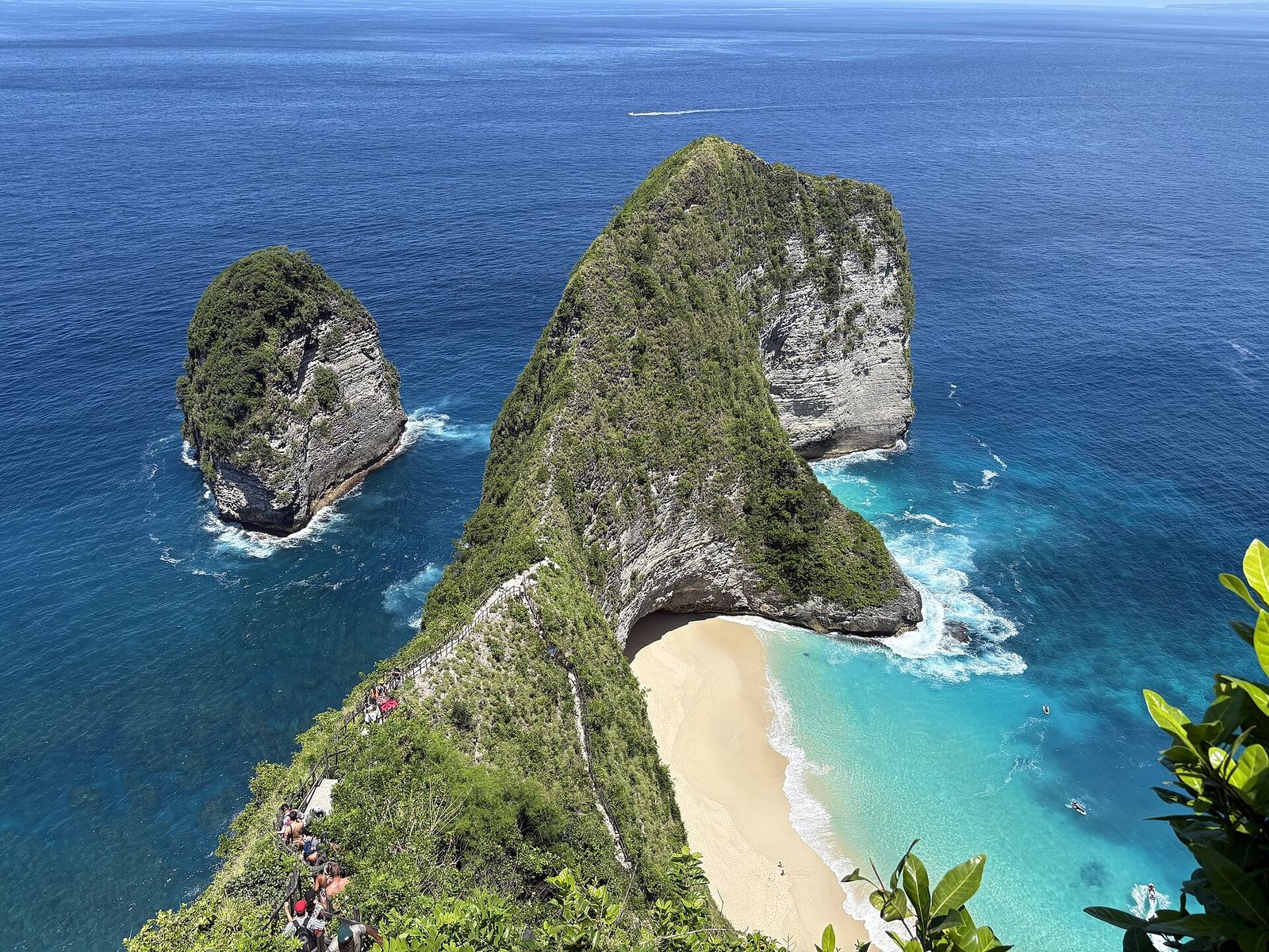De kliffen van Kelingking op Nusa Penida