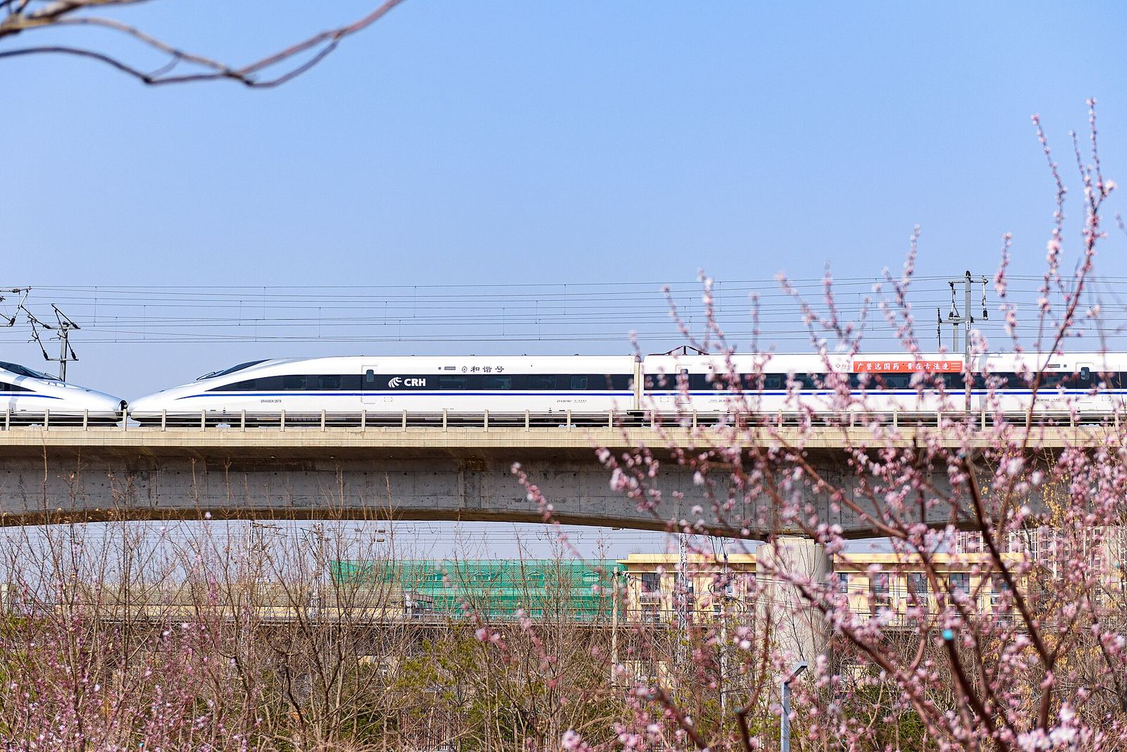 Een hogesnelheidstrein rijdt door het platteland bij Shijingshan