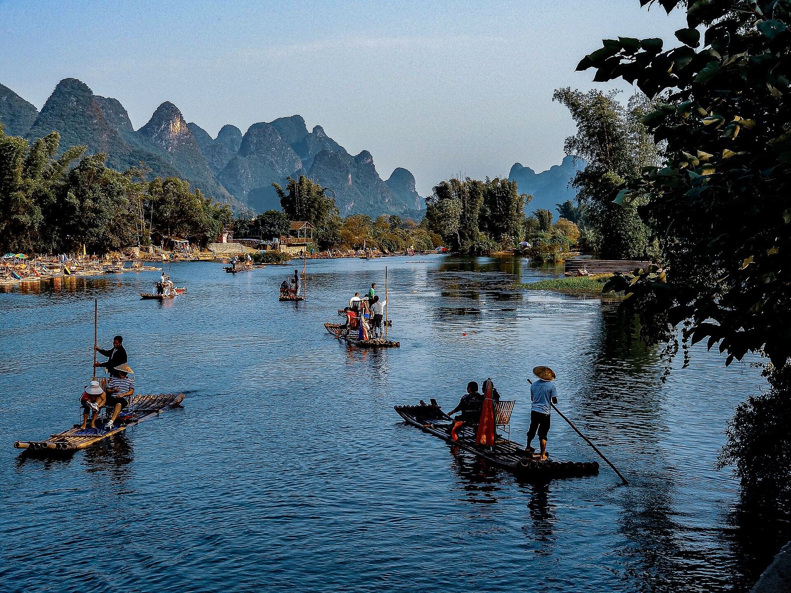 Een bamboevlot op de Yulong rivier tussen karstbergen