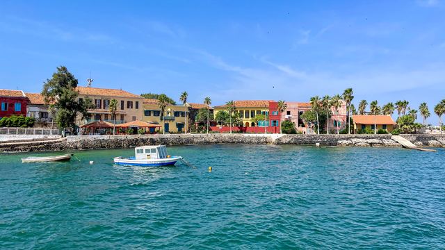 Kleurrijke koloniale huizen aan de haven van het eiland Gorée